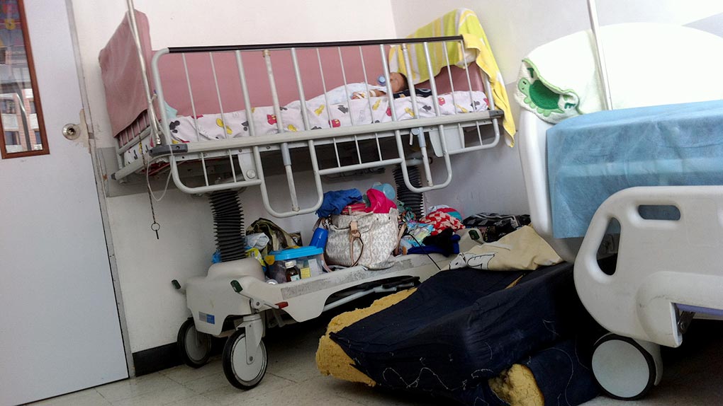 En el JM de Los Ríos las madres duermen en muebles deteriorados, casi en el piso