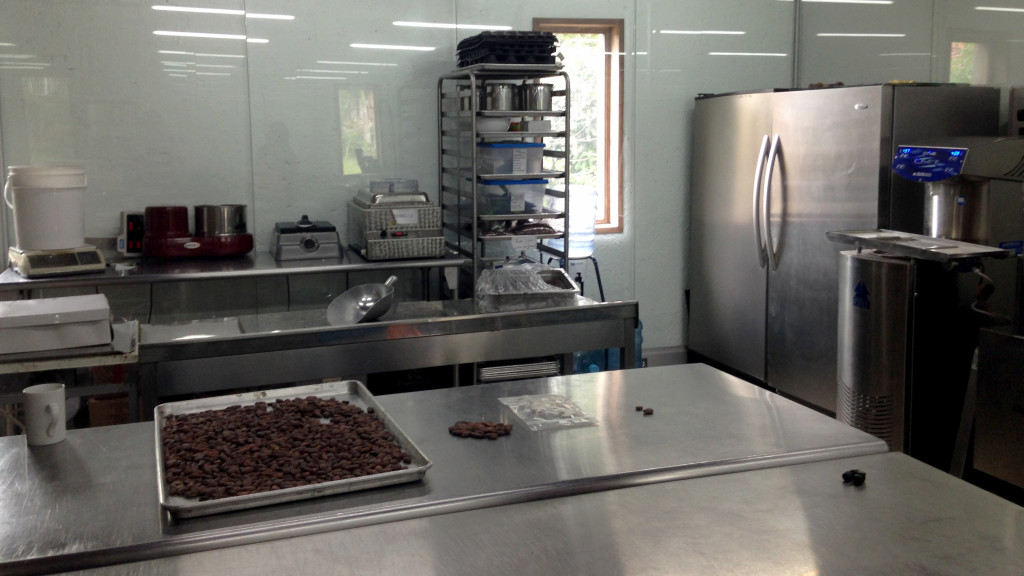 Laboratorio de elaboración de chocolates en la tienda Cacao de origen
