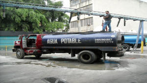 La proliferación de camiones cisternas demuestra que no todos en Caracas tienen acceso al agua potable. Los más pobres pagan más por el agua