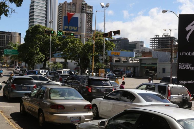 FALTA DE GASOLINA genera descomunales colas en Caracas | La Razón